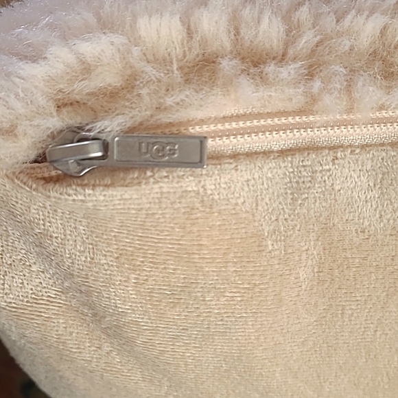 New Pair of UGG Manteo duck feather pillows - Picture 4 of 9